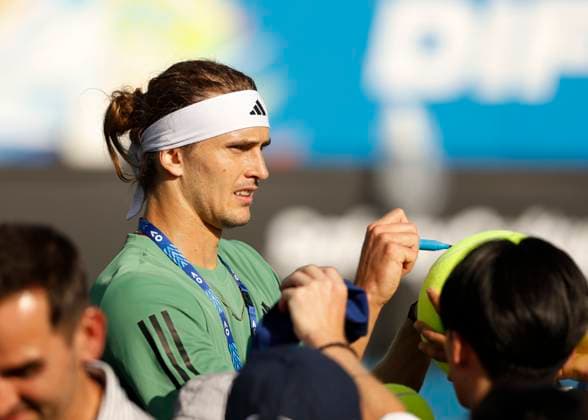 Alexander Zverev (GER) schreibt Autogramme nach seinem Training, Australian Open 2024, Melbourne Park, Melbourne, Victoria, Australia. Copyright: xJuergenxHasenkopfx