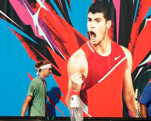 Alexander Zverev (GER) geht nach dem Training an einem Carlos Alcaraz Poster vorbei , Australian Open 2024, Melbourne Park, Melbourne, Victoria, Australia. Copyright: xJuergenxHasenkopfx