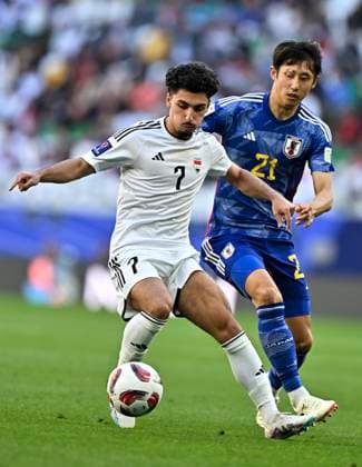 Iraq v Japan: Group D - AFC Asian Cup Hiroki Ito of Japan (R) is battling for the ball with Youssef Wali Amyn of Iraq during the AFC Asian Cup 2023 match between Iraq and Japan at Education City Stadium in Doha, Qatar, on January 19, 2023. DOHA Qatar  Copyright: xNoushadxThekkayilx originalFilename:varittyakkal-iraqvjap240119_npx31.jpg