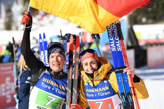 Sport Themen der Woche KW03 BIATHLON - Siegerfoto STRELOW Justus (GER) und VOIGT Vanessa (GER) bei der Single Mixed Staffel des BWM IBU Weltcup Biathlon Antholz am 20.01.2024, Italien, Südtirol Antholz-Anterselva Südtirol Arena Südtirol Italien *** BIATHLON Winner photo STRELOW Justus GER and VOIGT Vanessa GER at the Single Mixed Relay of the BWM IBU World Cup Biathlon Antholz on 20 01 2024, Italy, South Tyrol Antholz Anterselva Südtirol Arena South Tyrol Italy