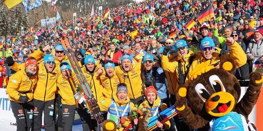 Bilder des Jahres 2024, Sport 01 Januar Sport Themen der Woche KW03 Sport Bilder des Tages BIATHLON - IBU WC Antholz ANTHOLZ,ITALY,20.JAN.24 - BIATHLON - IBU World Cup, single mixed relay. Image shows the rejoicing of Justus Strelow, Vanessa Voigt (GER) and team Germany. Keywords: trophy.  GEPAxpictures xThomasxBachun