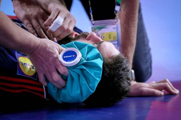 20.01.2024, EHF EURO 2024, Männer Europameisterschaft Handball, Lanxess Arena in Köln, Frankreich - Island: Nikola Karabatic (Frankreich) liegt mit Schmerzen am Boden und wird mit einem Eisbeutel behandelt Nordrhein-Westfalen Deutschland