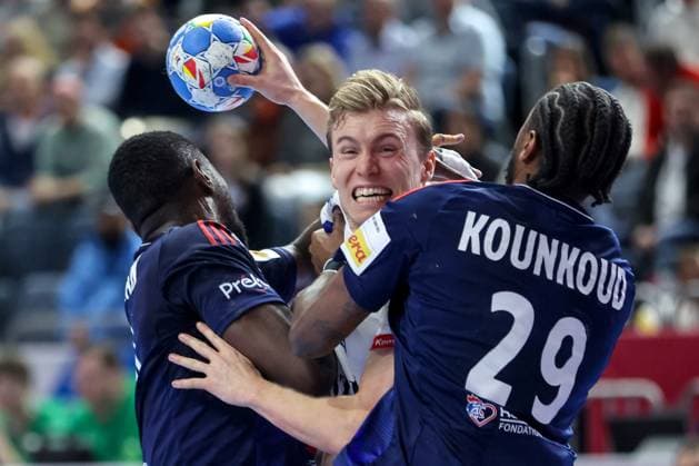 Bilder des Jahres 2024, Sport 01 Januar Sport Themen der Woche KW03 Sport Bilder des Tages France v Iceland - Men s EHF Euro 2024 COLOGNE, GERMANY - JANUARY 20: Gisli Thorgeir Kristjansson of Iceland is challenge by Karl Konan of France (L) and Benoit Kounkoud of France (D) during the Men s EHF Euro 2024 main round match between France and Iceland at Lanxess Arena on January 20, 2024 in Cologne, Germany. SanjinxStrukic PIXSELL