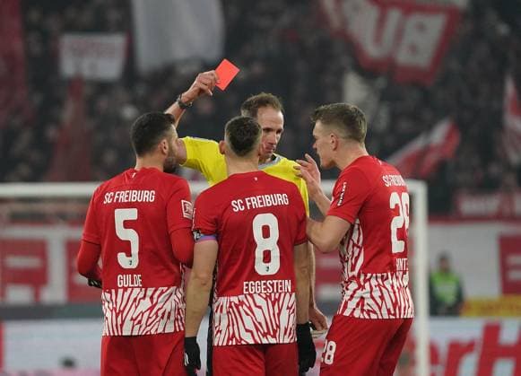 Sport Themen der Woche KW03 20.01.2024, Europa-Park-Stadion, Freiburg im Breisgau, GER, 1.FBL, SC Freiburg vs TSG Hoffenheim , DFL regulations prohibit any use of photographs as image sequences and or quasi-video. im Bild Schiedsrichter Sascha Stegemann zeigt Manuel Gulde (Freiburg) die gelb-rote Karte. Freiburg im Breisgau Europa-Park-Stadion Baden-Wuerttemberg Deutschland *** 20 01 2024, Europa Park Stadion, Freiburg im Breisgau, GER, 1 FBL, SC Freiburg vs TSG Hoffenheim , DFL regulations prohibit any use of photographs as image sequences and or quasi video in the picture Referee Sascha Stegemann shows Manuel Gulde Freiburg the yellow red card Freiburg im Breisgau Europa Park Stadion Baden Wuerttemberg Germany eu-images-506