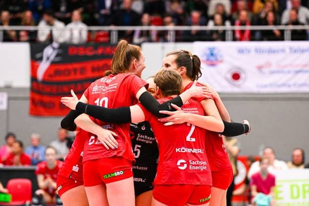 1. Volleyball Bundesliga Frauen, Dresdner SC vs. Allianz MTV Stuttgart, Dresden, 20.01.2024 Das Team vom Dresdner SC jubelt gemeinsam - 1.Volleyball Bundesliga Frauen, Dresdner SC vs. Allianz MTV Stuttgart am 20.01.2024 in der Margon Arena Dresden Copyright: xBEAUTIFULxSPORTS Hoepnerx