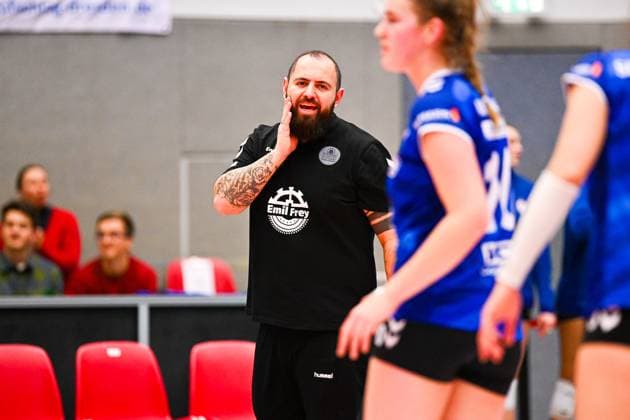 1. Volleyball Bundesliga Frauen, Dresdner SC vs. Allianz MTV Stuttgart, Dresden, 20.01.2024 Konstantin Bitter (Cheftrainer Allianz MTV Stuttgart) 1.Volleyball Bundesliga Frauen, Dresdner SC vs. Allianz MTV Stuttgart am 20.01.2024 in der Margon Arena Dresden Copyright: xBEAUTIFULxSPORTS Hoepnerx