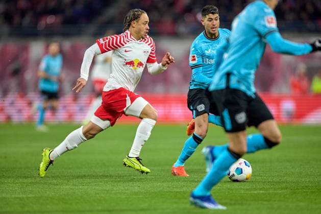 20.01.2024, Fußball, Männer, Bundesliga, 2023 2024, RB Leipzig - Bayer Leverkusen Xavi Simons (20, RB Leipzig), Freisterller, Aktion, mit Ball, dribbnelt durch die Abwehr Leipzig Red Bull Arena Sachsen Deutschland