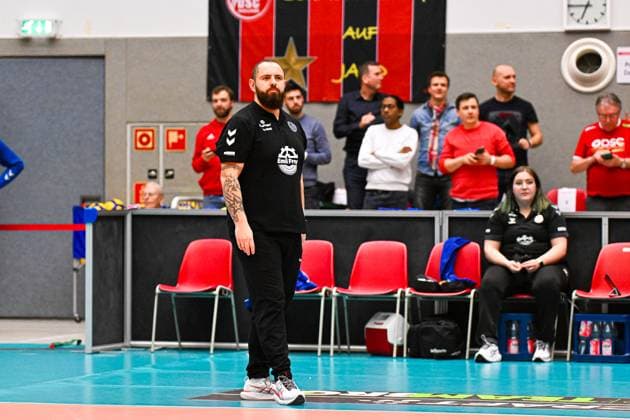 1. Volleyball Bundesliga Frauen, Dresdner SC vs. Allianz MTV Stuttgart, Dresden, 20.01.2024 Konstantin Bitter (Cheftrainer Allianz MTV Stuttgart) 1.Volleyball Bundesliga Frauen, Dresdner SC vs. Allianz MTV Stuttgart am 20.01.2024 in der Margon Arena Dresden Copyright: xBEAUTIFULxSPORTS Hoepnerx