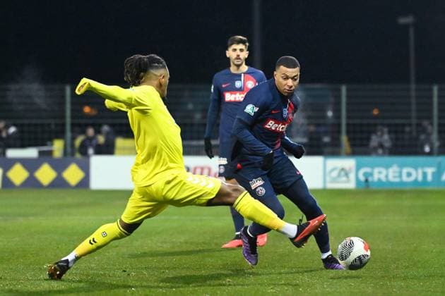 Sport Bilder des Tages Kylian Mbappe ( 7 - PSG ) and Jimmy Halby ( 7 - Orleans ) during the French Cup match between US Orleans and Paris Saint Germain at Stade de la Source on January 20, 2024 in Orleans, France. ( Photo by federico pestellini panoramic ) - FOOTBALL : Orleans vs PSG - Coupe de France - 20 01 2024 FedericoPestellini Panoramic 