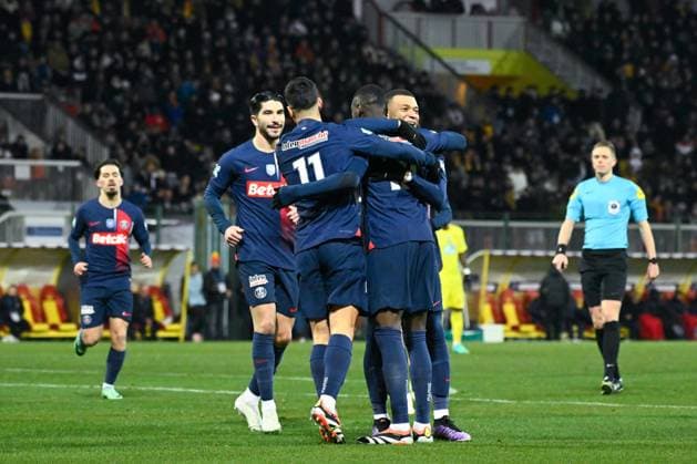 Kylian Mbappe ( 7 - PSG ) celebrates with teammates during the French Cup match between US Orleans and Paris Saint Germain at Stade de la Source on January 20, 2024 in Orleans, France. ( Photo by federico pestellini panoramic ) - FOOTBALL : Orleans vs PSG - Coupe de France - 20 01 2024 FedericoPestellini Panoramic 