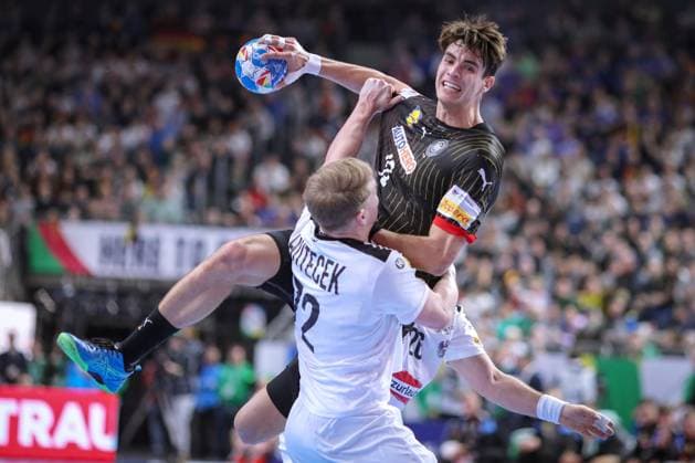 20.01.2024, EHF EURO 2024, Männer Europameisterschaft Handball, Lanxess Arena in Köln, Deutschland - Österreich: Julian Köster (Deutschland) gegen Lukas Hutecek (Österreich) Nordrhein-Westfalen Deutschland