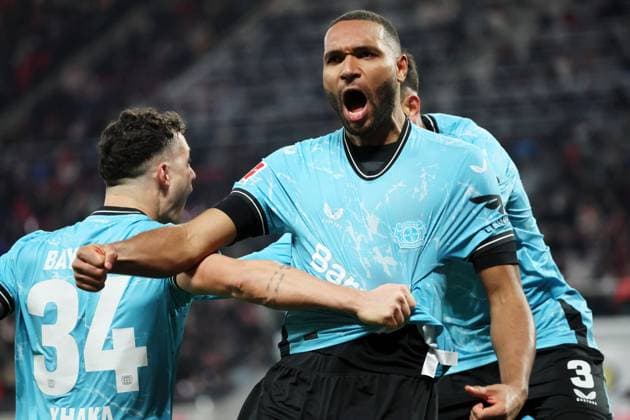 Sport Themen der Woche KW03 Sport Bilder des Tages RB Leipzig - Leverkusen Bundesliga Leipzig, 20.01.2024, Red Bull Arena, Fußball, Bundesliga, Spieltag 18 , RB LEIPZIG vs. BAYER 04 LEVERKUSEN , Tor für Leverkusen zum 2:2. Im Bild: TorschützeJonathan Tah (4, Leverkusen), Torjubel , *** RB Leipzig Leverkusen Bundesliga Leipzig, 20 01 2024, Red Bull Arena, Soccer, Bundesliga, Matchday 18 , RB LEIPZIG vs BAYER 04 LEVERKUSEN , Goal for Leverkusen to 2 2 In the picture GoalscorerJonathan Tah 4, Leverkusen , Goal celebration , Picture Point