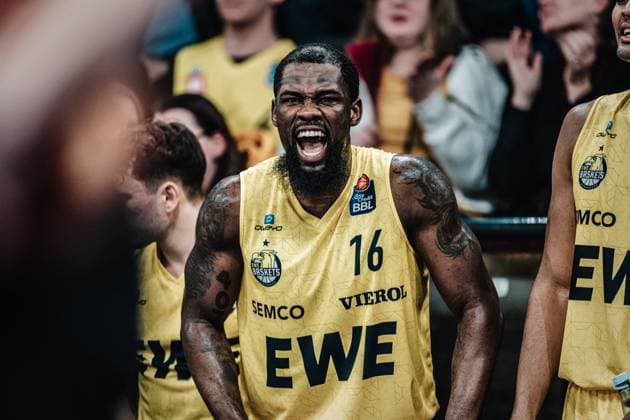 Sport Themen der Woche KW03 Sport Bilder des Tages Basketball Männer Saison 2023 2024 easyCredit Basketball Bundesliga Veolia Towers Hamburg vs. EWE Baskets Oldenburg 20.01.2024 Chaundee Brown Jr. ( 16, EWE Baskets Oldenburg) jubelt von der Bank aus Hamburg edel-optics.de Arena Hamburg Deutschland *** Basketball Men Season 2023 2024 easyCredit Basketball Bundesliga Veolia Towers Hamburg vs EWE Baskets Oldenburg 20 01 2024 Chaundee Brown Jr 16, EWE Baskets Oldenburg cheers from the bench Hamburg edel optics de Arena Hamburg Germany