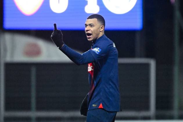 Kylian Mbappe ( 7 - PSG ) reacts during the French Cup match between US Orleans and Paris Saint Germain at Stade de la Source on January 20, 2024 in Orleans, France. ( Photo by federico pestellini panoramic ) - FOOTBALL : Orleans vs PSG - Coupe de France - 20 01 2024 FedericoPestellini Panoramic 