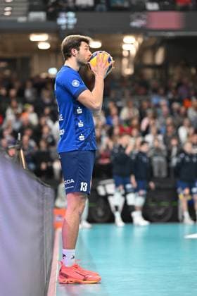 Volleyball I Herren I 2023-2024 I Bundesliga I 15. Spieltag I SVG Lüneburg - VC Bitterfeld-Wolfen I 20.1.2024 Matthew Knigge (13, SVG Lüneburg) konzentriert vor dem Aufschlag Lüneburg LKH Arena Niedersachsen Deutschland Copyright: xLobeca AndreasxHannigx