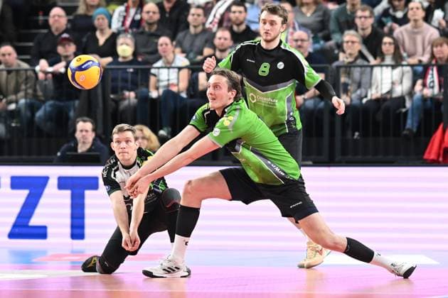 Volleyball I Herren I 2023-2024 I Bundesliga I 15. Spieltag I SVG Lüneburg - VC Bitterfeld-Wolfen I 20.1.2024 Michael Hamann (1, VC Bitterfeld-Wolfen) und Ben-Simon Bonin (16, VC Bitterfeld-Wolfen) bei der Ballannahme. -Logan House (8, VC Bitterfeld-Wolfen) schaut zu Lüneburg LKH Arena Niedersachsen Deutschland Copyright: xLobeca AndreasxHannigx