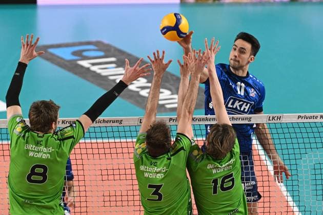 Volleyball I Herren I 2023-2024 I Bundesliga I 15. Spieltag I SVG Lüneburg - VC Bitterfeld-Wolfen I 20.1.2024 Viele Hände: Logan House (8, VC Bitterfeld-Wolfen) nicht im Bild, Luke Visgitis (3, VC Bitterfeld-Wolfen) und Alexander Decker (15, VC Bitterfeld-Wolfen) können Xander Wolf Wassenaar Ketrzynski (11, SVG Lüneburg) nicht blocken Lüneburg LKH Arena Niedersachsen Deutschland Copyright: xLobeca AndreasxHannigx