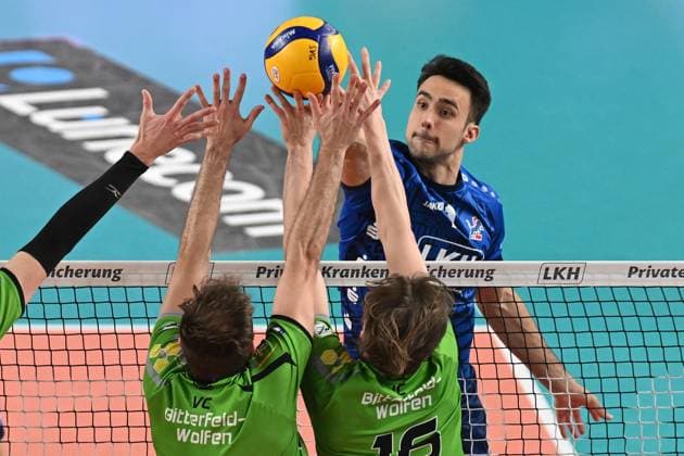 Volleyball I Herren I 2023-2024 I Bundesliga I 15. Spieltag I SVG Lüneburg - VC Bitterfeld-Wolfen I 20.1.2024 Viele Hände: Logan House (8, VC Bitterfeld-Wolfen) nicht im Bild, Luke Visgitis (3, VC Bitterfeld-Wolfen) und Alexander Decker (15, VC Bitterfeld-Wolfen) können Xander Wolf Wassenaar Ketrzynski (11, SVG Lüneburg) nicht blocken Lüneburg LKH Arena Niedersachsen Deutschland Copyright: xLobeca AndreasxHannigx