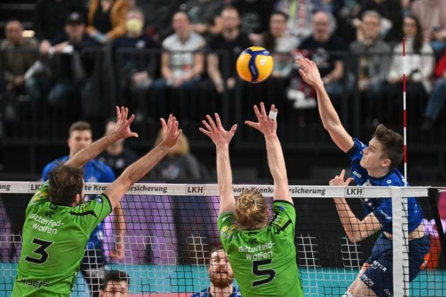 Volleyball I Herren I 2023-2024 I Bundesliga I 15. Spieltag I SVG Lüneburg - VC Bitterfeld-Wolfen I 20.1.2024 Theo Mohwinkel (8, SVG Lüneburg) überwindet den Doppelblock von Luke Visgitis (3, VC Bitterfeld-Wolfen) und Matus Jalovecky (5, VC Bitterfeld-Wolfen) Lüneburg LKH Arena Niedersachsen Deutschland Copyright: xLobeca AndreasxHannigx