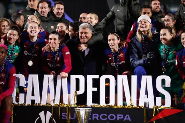 Sport Themen der Woche KW03 Sport Bilder des Tages January 20, 2024, Leganes, Madrid, SPAIN: Joan Laporta, President of FC Barcelona, Barca and the players of FC Barcelona ceclebrate the victory with the trophy during the Spanish SuperCup 24, Supercopa de Espana, Final, women football match played between FC Barcelona Femenino v Levante UD at Estadio de Butarque on January 20, 2024 in Leganes, Madrid, Spain. Leganes SPAIN - ZUMAa181 20240120_zaa_a181_148 Copyright: xOscarxJ.xBarrosox