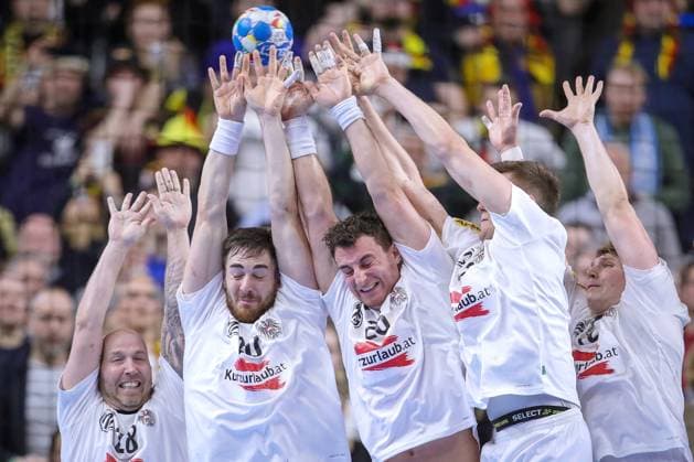 20.01.2024, EHF EURO 2024, Männer Europameisterschaft Handball, Lanxess Arena in Köln, Deutschland - Österreich: Der Freiwurf von Sebastian Heymann (Deutschland) in der letzten Spielsekunde. Kein Tor - 22:22 Endstand. In der Mauer stehen v.l.n.r. Robert Weber (Österreich), Sebastian Frimmel (Österreich), Lukas Herburger (Österreich), Mykola Bilyk (Österreich) und Lukas Hutecek (Österreich) Nordrhein-Westfalen Deutschland