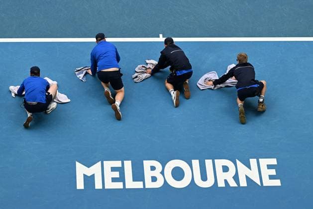 TENNIS AUSTRALIAN OPEN, Margaret court is dried during a rain delay in the 4th round Women?s singles match between Amanda Anisimova of USA and Aryna Sabalenka oof Belarus on Day 8 of the 2024 Australian Open at Melbourne Park in Melbourne, Sunday, January 21, 2024. ( NO ARCHIVING, EDITORIAL USE ONLY, NO USE IN BOOKS WITHOUT CONSENT MELBOURNE VICTORIA AUSTRALIA  Copyright: xLUKASxCOCHx 20240121001891656157