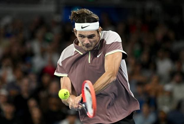 TENNIS AUSTRALIAN OPEN, Taylor Fritz of USA returns during his 4th round match against Stefanos Tsitsipas of Greece on Day 8 of the 2024 Australian Open at Melbourne Park in Melbourne, Sunday, January 21, 2024. ( NO ARCHIVING, EDITORIAL USE ONLY, NO USE IN BOOKS WITHOUT CONSENT MELBOURNE VICTORIA AUSTRALIA  Copyright: xJAMESxROSSx 20240121001891690191
