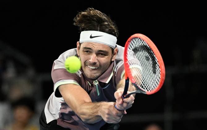 TENNIS AUSTRALIAN OPEN, Taylor Fritz of USA returns during his 4th round match against Stefanos Tsitsipas of Greece on Day 8 of the 2024 Australian Open at Melbourne Park in Melbourne, Sunday, January 21, 2024. ( NO ARCHIVING, EDITORIAL USE ONLY, NO USE IN BOOKS WITHOUT CONSENT MELBOURNE VICTORIA AUSTRALIA  Copyright: xJAMESxROSSx 20240121001891692883
