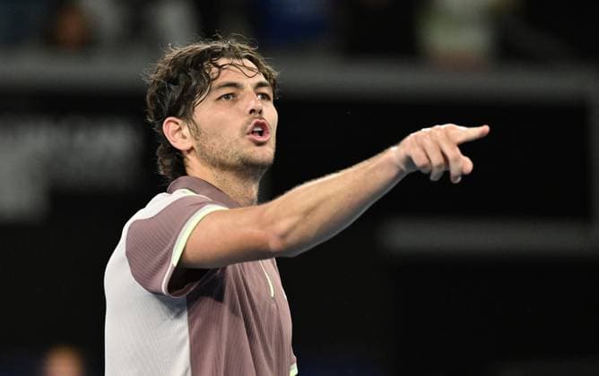 TENNIS AUSTRALIAN OPEN, Taylor Fritz of USA gestures after winning his 4th round match against Stefanos Tsitsipas of Greece on Day 8 of the 2024 Australian Open at Melbourne Park in Melbourne, Sunday, January 21, 2024. ( NO ARCHIVING, EDITORIAL USE ONLY, NO USE IN BOOKS WITHOUT CONSENT MELBOURNE VICTORIA AUSTRALIA  Copyright: xJAMESxROSSx 20240121001891697505