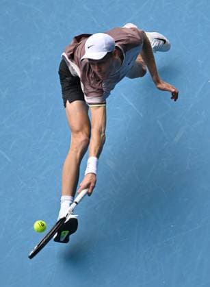 TENNIS AUSTRALIAN OPEN, Jannik Sinner of Italy stretches to return during his 4th round match against Karen Khachanov of Russia on Day 8 of the 2024 Australian Open at Melbourne Park in Melbourne, Sunday, January 21, 2024. ( NO ARCHIVING, EDITORIAL USE ONLY, NO USE IN BOOKS WITHOUT CONSENT MELBOURNE VICTORIA AUSTRALIA  Copyright: xLUKASxCOCHx 20240121001891705701
