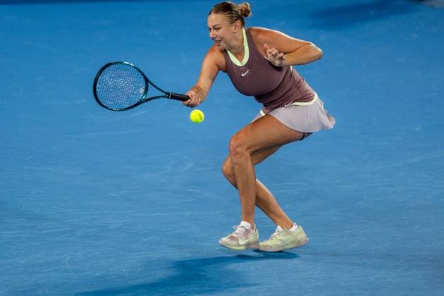 (240121) -- MELBOURNE, Jan. 21, 2024 -- Amanda Anisimova hits a return during the women s singles 4th round match between Aryna Sabalenka of Belarus and Amanda Anisimova of the United States at the Australian Open tennis tournament in Melbourne, Australia, Jan. 21, 2024. (Photo by Xinhua) (SP)AUSTRALIA-MELBOURNE-TENNIS-AUSTRALIAN OPEN ChuxChen 