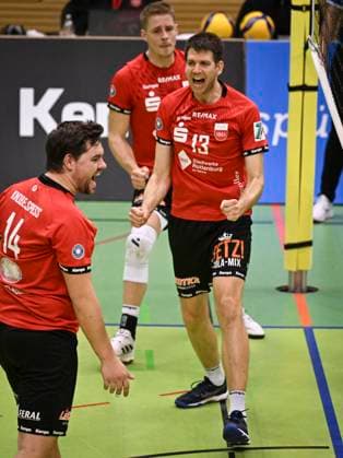 Volleyball 2. Bundesliga Saison 2023 2024 TV Rottenburg - TuS Kriftel 20.01.2024 JUBEL TV Rottenburg; Oliver Knobelspiess (li) und Co-Trainer Felix Weber (re) und Timon Schippmann (hinten, TV Rottenburg)