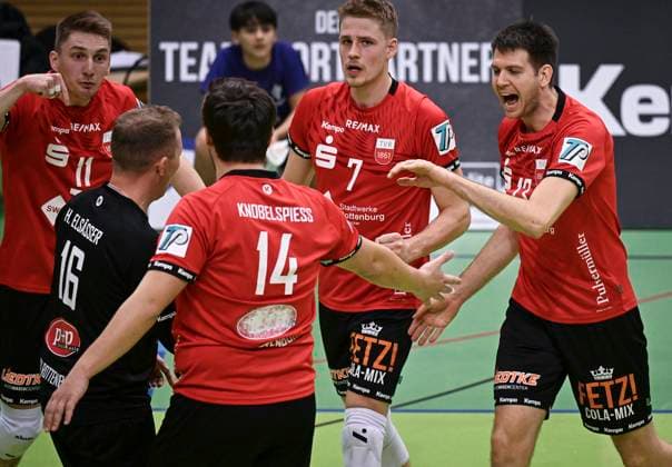 Volleyball 2. Bundesliga Saison 2023 2024 TV Rottenburg - TuS Kriftel 20.01.2024 TEAMJUBEL TV Rottenburg; Robin Leber, Hannes Elsaesser, Oliver Knobelspiess, Timon Schippmann und Co-Trainer Felix Weber (v.li.)