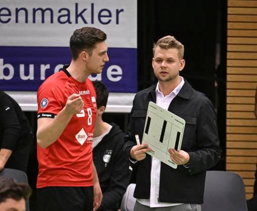 Volleyball 2. Bundesliga Saison 2023 2024 TV Rottenburg - TuS Kriftel 20.01.2024 Trainer Jan Scheuermann (re, TV Rottenburg) im Gespraech mit Niklas Lichtenauer (li, TV Rottenburg)