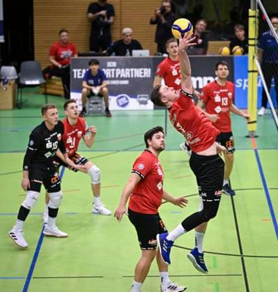 Volleyball 2. Bundesliga Saison 2023 2024 TV Rottenburg - TuS Kriftel 20.01.2024 Niklas Lichtenauer (re, TV Rottenburg) beobachtet von Oliver Knobelspiess (Mitte, TV Rottenburg)