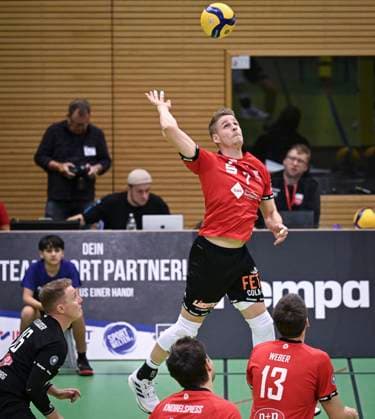 Volleyball 2. Bundesliga Saison 2023 2024 TV Rottenburg - TuS Kriftel 20.01.2024 Timon Schippmann (Mitte, TV Rottenburg) beobachtet von Hannes Elsaesser (li, TV Rottenburg)