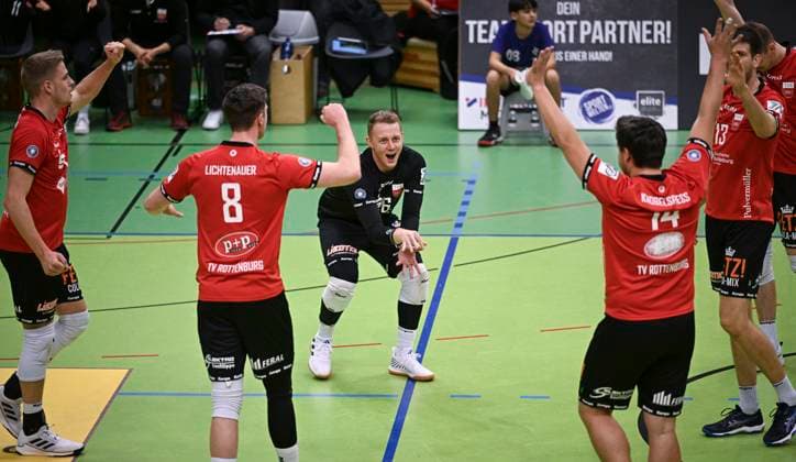 Volleyball 2. Bundesliga Saison 2023 2024 TV Rottenburg - TuS Kriftel 20.01.2024 JUBEL TV Rottenburg; Timon Schippmann, Niklas Lichtenauer, Hannes Elsaesser, Oliver Knobelspiess und Co-Trainer Felix Weber (v.li.)