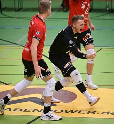 Volleyball 2. Bundesliga Saison 2023 2024 TV Rottenburg - TuS Kriftel 20.01.2024 JUBEL TV Rottenburg; Timon Schippmann (li) und Hannes Elsaesser (re)