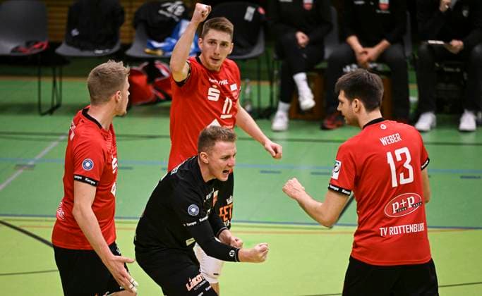 Volleyball 2. Bundesliga Saison 2023 2024 TV Rottenburg - TuS Kriftel 20.01.2024 JUBEL TV Rottenburg; Timon Schippmann, Hannes Elsaesser, Robin Leber und Co-Trainer Felix Weber (v.li.)