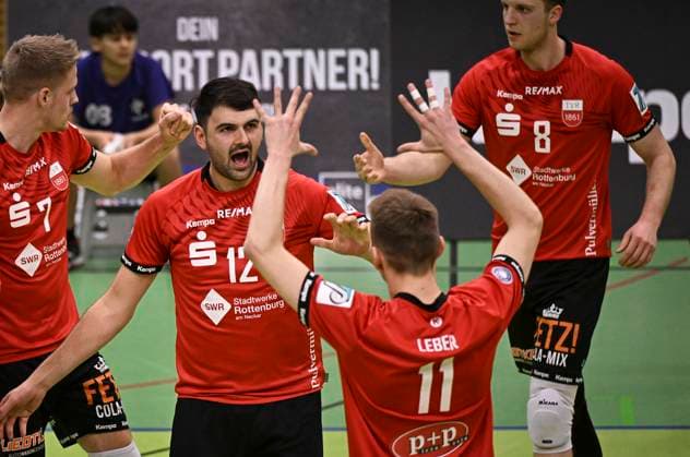 Volleyball 2. Bundesliga Saison 2023 2024 TV Rottenburg - TuS Kriftel 20.01.2024 JUBEL TV Rottenburg; Yannick Menke (li) und Robin Leber (re)