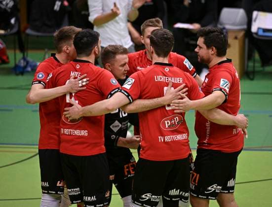Volleyball 2. Bundesliga Saison 2023 2024 TV Rottenburg - TuS Kriftel 20.01.2024 TEAMJUBEL TV Rottenburg; Robin Leber, Yannick Menke, Hannes Elsaesser, Niklas Lichtenauer und Oliver Knobelspiess (v.li.)