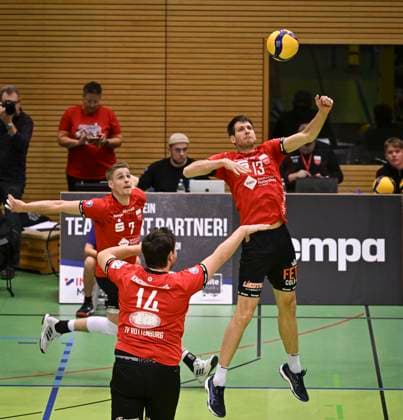 Volleyball 2. Bundesliga Saison 2023 2024 TV Rottenburg - TuS Kriftel 20.01.2024 Co-Trainer Felix Weber (re, TV Rottenburg) und Oliver Knobelspiess (Mitte, TV Rottenburg) sowie Timon Schippmann (li, TV Rottenburg)