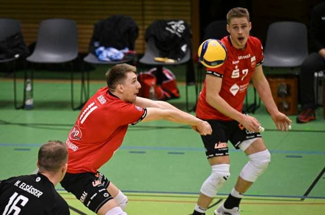 Volleyball 2. Bundesliga Saison 2023 2024 TV Rottenburg - TuS Kriftel 20.01.2024 Robin Leber (Mitte, TV Rottenburg) beobachtet von Timon Schippmann (re, TV Rottenburg)