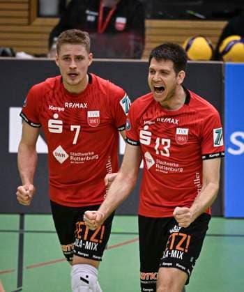 Volleyball 2. Bundesliga Saison 2023 2024 TV Rottenburg - TuS Kriftel 20.01.2024 JUBEL TV Rottenburg; Co-Trainer Felix Weber (re) und Timon Schippmann (li)