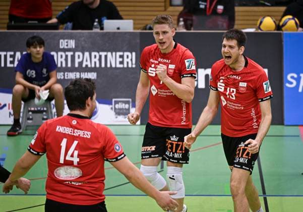 Volleyball 2. Bundesliga Saison 2023 2024 TV Rottenburg - TuS Kriftel 20.01.2024 JUBEL TV Rottenburg; Co-Trainer Felix Weber (re), Timon Schippmann (Mitte) und Oliver Knobelspiess (li)