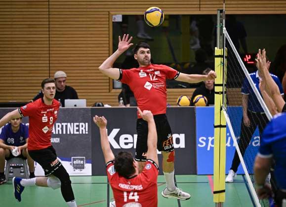 Volleyball 2. Bundesliga Saison 2023 2024 TV Rottenburg - TuS Kriftel 20.01.2024 JUBEL TV Rottenburg; Yannick Menke (Mitte oben, TV Rottenburg) beobachtet von Niklas Lichtenauer (li, TV Rottenburg)