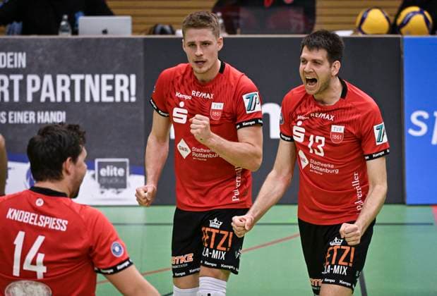 Volleyball 2. Bundesliga Saison 2023 2024 TV Rottenburg - TuS Kriftel 20.01.2024 JUBEL TV Rottenburg; Co-Trainer Felix Weber (re) und Timon Schippmann (Mitte)