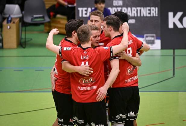 Volleyball 2. Bundesliga Saison 2023 2024 TV Rottenburg - TuS Kriftel 20.01.2024 JUBEL TV Rottenburg; Teamjubel TV Rottenburg; Oliver Knobelspiess, Robin Leber, Hannes Elsaesser, Timon Schippmann und Niklas Lichtenauer