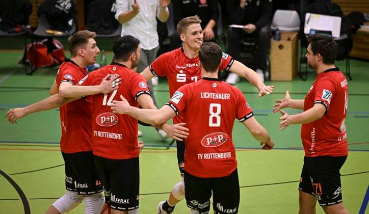 Volleyball 2. Bundesliga Saison 2023 2024 TV Rottenburg - TuS Kriftel 20.01.2024 TEAMJUBEL TV Rottenburg; Robin Leber, Yannick Menke, Timon Schippmann, Niklas Lichtenauer und Oliver Knobelspiess (v.li.)