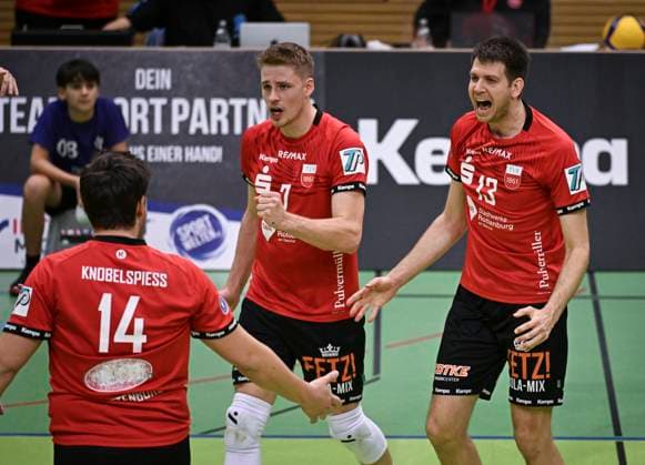 Volleyball 2. Bundesliga Saison 2023 2024 TV Rottenburg - TuS Kriftel 20.01.2024 JUBEL TV Rottenburg; Co-Trainer Felix Weber (re), Timon Schippmann (Mitte) und Oliver Knobelspiess (li)
